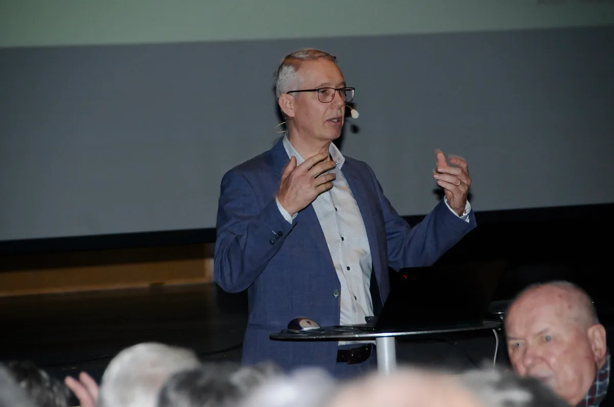 Man sieht Stiftungsratspräsident Pascal Huber referieren.